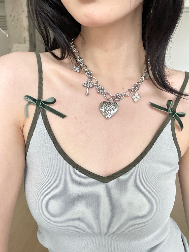 Vintage Carved Heart Design Spliced Necklace - High-End Clavicle Chain for Versatile Temperament Style Vintage Carved Heart Design Spliced Necklace - High-End Clavicle Chain for Versatile Temperament Style