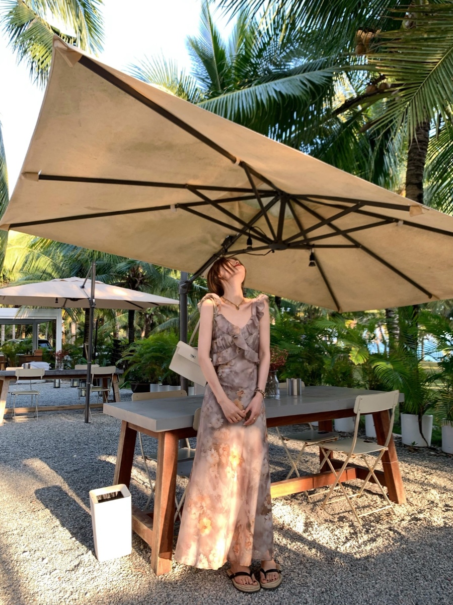 Vintage Floral Asymmetrical Slim-Fit Dress with Painting Dye Design - 90s Inspired Beauty for Effortless Style Vintage Floral Asymmetrical Slim-Fit Dress with Painting Dye Design - 90s Inspired Beauty for Effortless Style