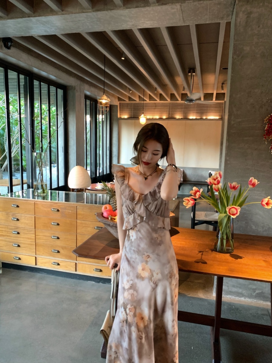 Vintage Floral Asymmetrical Slim-Fit Dress with Painting Dye Design - 90s Inspired Beauty for Effortless Style Vintage Floral Asymmetrical Slim-Fit Dress with Painting Dye Design - 90s Inspired Beauty for Effortless Style