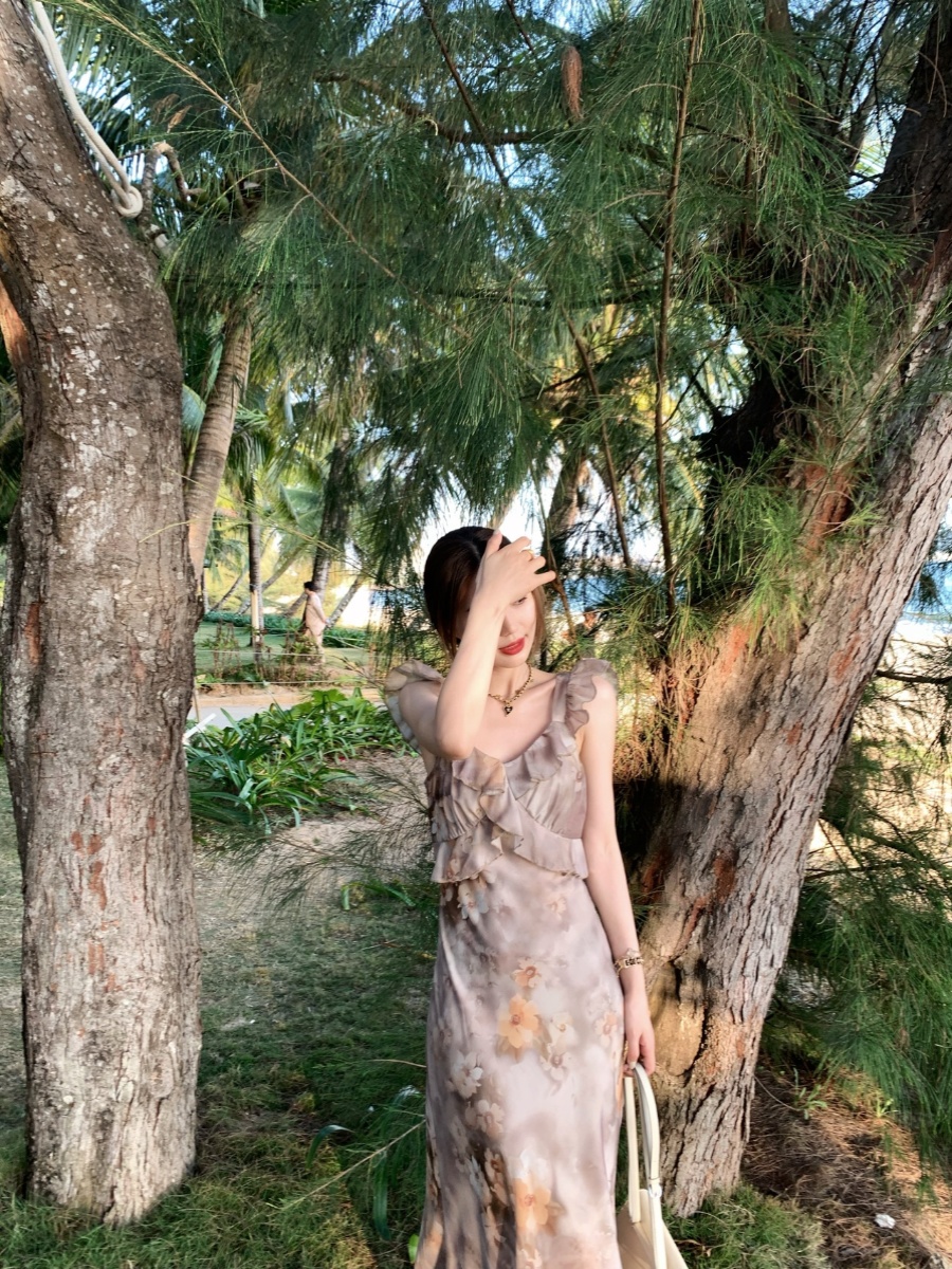 Vintage Floral Asymmetrical Slim-Fit Dress with Painting Dye Design - 90s Inspired Beauty for Effortless Style Vintage Floral Asymmetrical Slim-Fit Dress with Painting Dye Design - 90s Inspired Beauty for Effortless Style