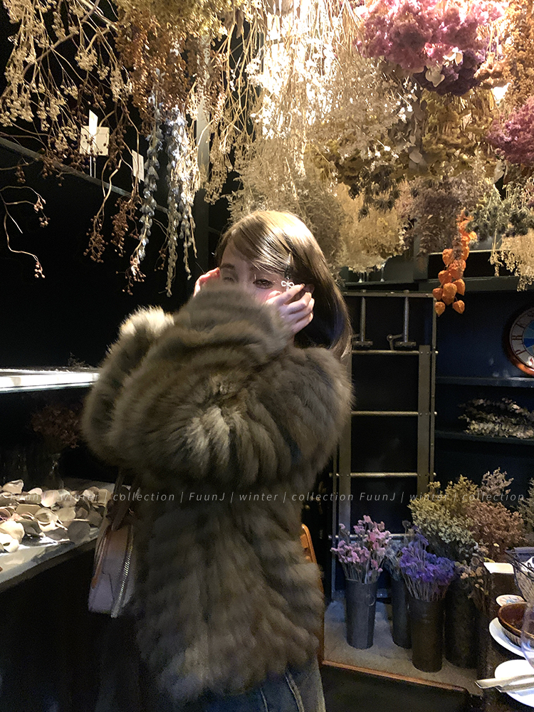 Vintage Fox Fur Coat - Women's Short Plush Jacket in Young Style for Classic Winter Fashion Vintage Fox Fur Coat - Women's Short Plush Jacket in Young Style for Classic Winter Fashion