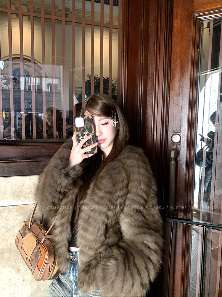 Vintage Fox Fur Coat - Women's Short Plush Jacket in Young Style for Classic Winter Fashion Vintage Fox Fur Coat - Women's Short Plush Jacket in Young Style for Classic Winter Fashion