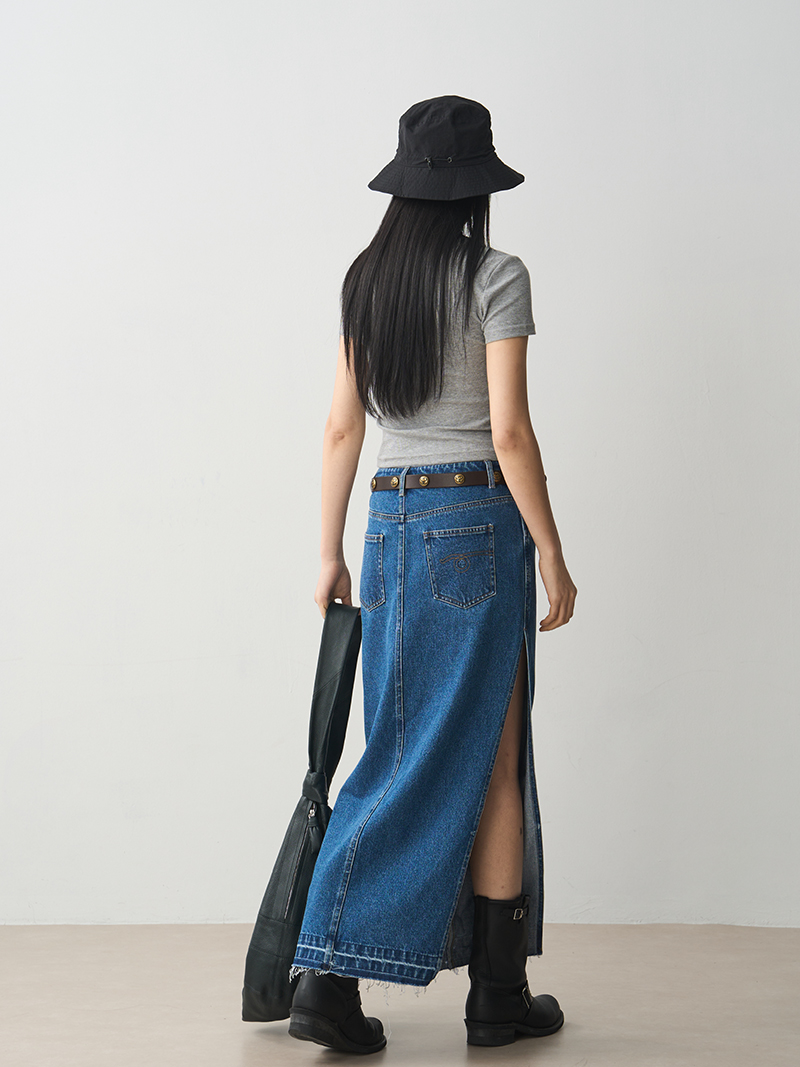 Vintage Frayed Denim Midi Skirt for Women, Slimming Side Slit, Straight Cut, Versatile 90s Style Fashion Vintage Frayed Denim Midi Skirt for Women, Slimming Side Slit, Straight Cut, Versatile 90s Style Fashion