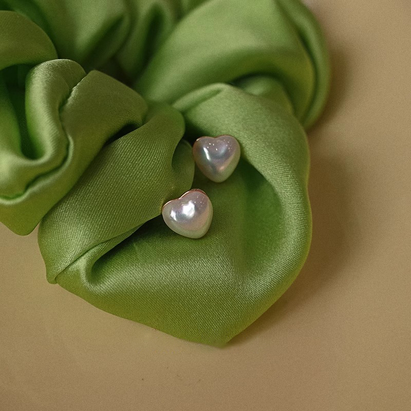 Vintage French-Style Heart Pearl Stud Earrings for Women - Sweet Minimalist Niche Jewelry in Timeless Design Vintage French-Style Heart Pearl Stud Earrings for Women - Sweet Minimalist Niche Jewelry in Timeless Design