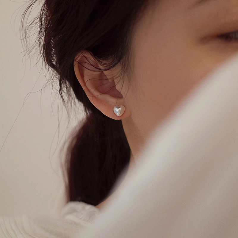 Vintage French-Style Heart Pearl Stud Earrings for Women - Sweet Minimalist Niche Jewelry in Timeless Design Vintage French-Style Heart Pearl Stud Earrings for Women - Sweet Minimalist Niche Jewelry in Timeless Design