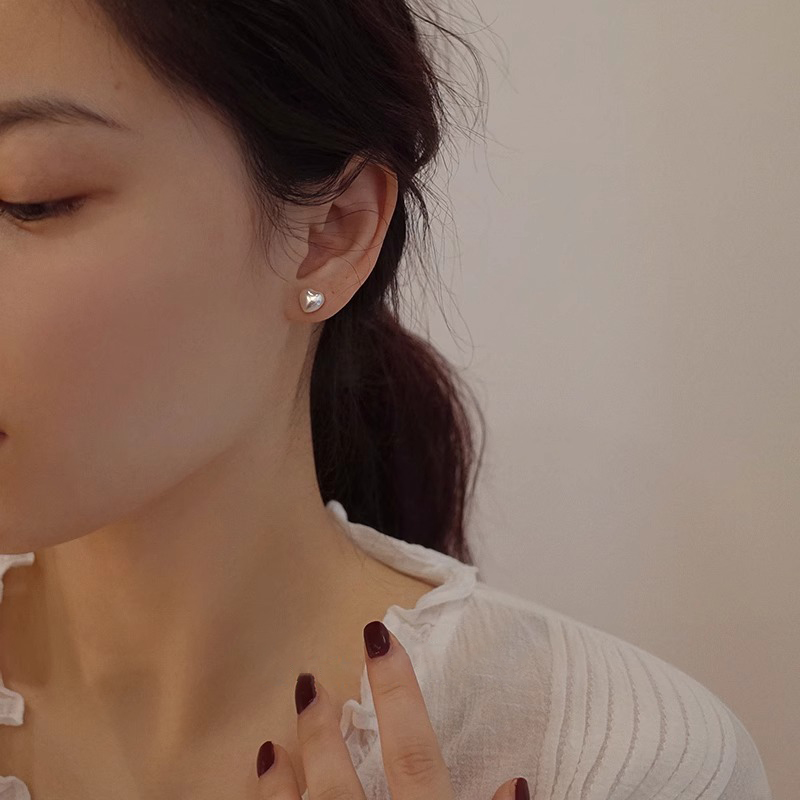 Vintage French-Style Heart Pearl Stud Earrings for Women - Sweet Minimalist Niche Jewelry in Timeless Design Vintage French-Style Heart Pearl Stud Earrings for Women - Sweet Minimalist Niche Jewelry in Timeless Design