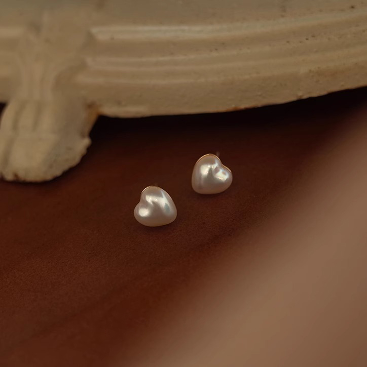 Vintage French-Style Heart Pearl Stud Earrings for Women - Sweet Minimalist Niche Jewelry in Timeless Design Vintage French-Style Heart Pearl Stud Earrings for Women - Sweet Minimalist Niche Jewelry in Timeless Design