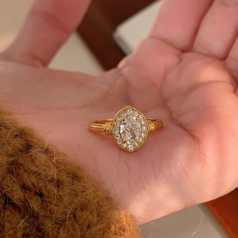 Vintage French-Style Light Luxury Sparkling Pigeon Egg Ring for Women - Niche Design, Fashionable and Versatile Jewelry