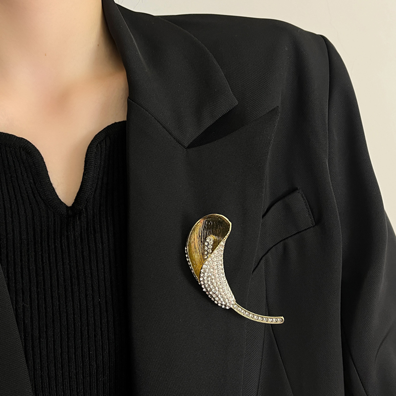 Vintage Gold Sparkling Diamond Calla Lily Brooch - Exquisite Floral Pin for Women, 2025 High-End Jewelry Accessory Vintage Gold Sparkling Diamond Calla Lily Brooch - Exquisite Floral Pin for Women, 2025 High-End Jewelry Accessory