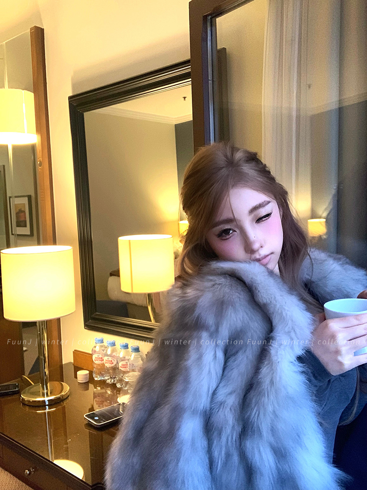 Vintage High-End Silver Fox Fur Coat for Women - Short Plush Princess Style Outerwear Vintage High-End Silver Fox Fur Coat for Women - Short Plush Princess Style Outerwear