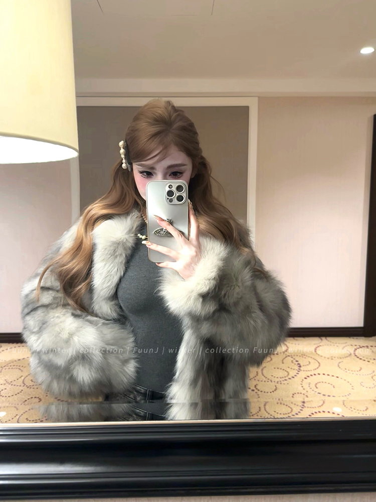 Vintage High-End Silver Fox Fur Coat for Women - Short Plush Princess Style Outerwear Vintage High-End Silver Fox Fur Coat for Women - Short Plush Princess Style Outerwear