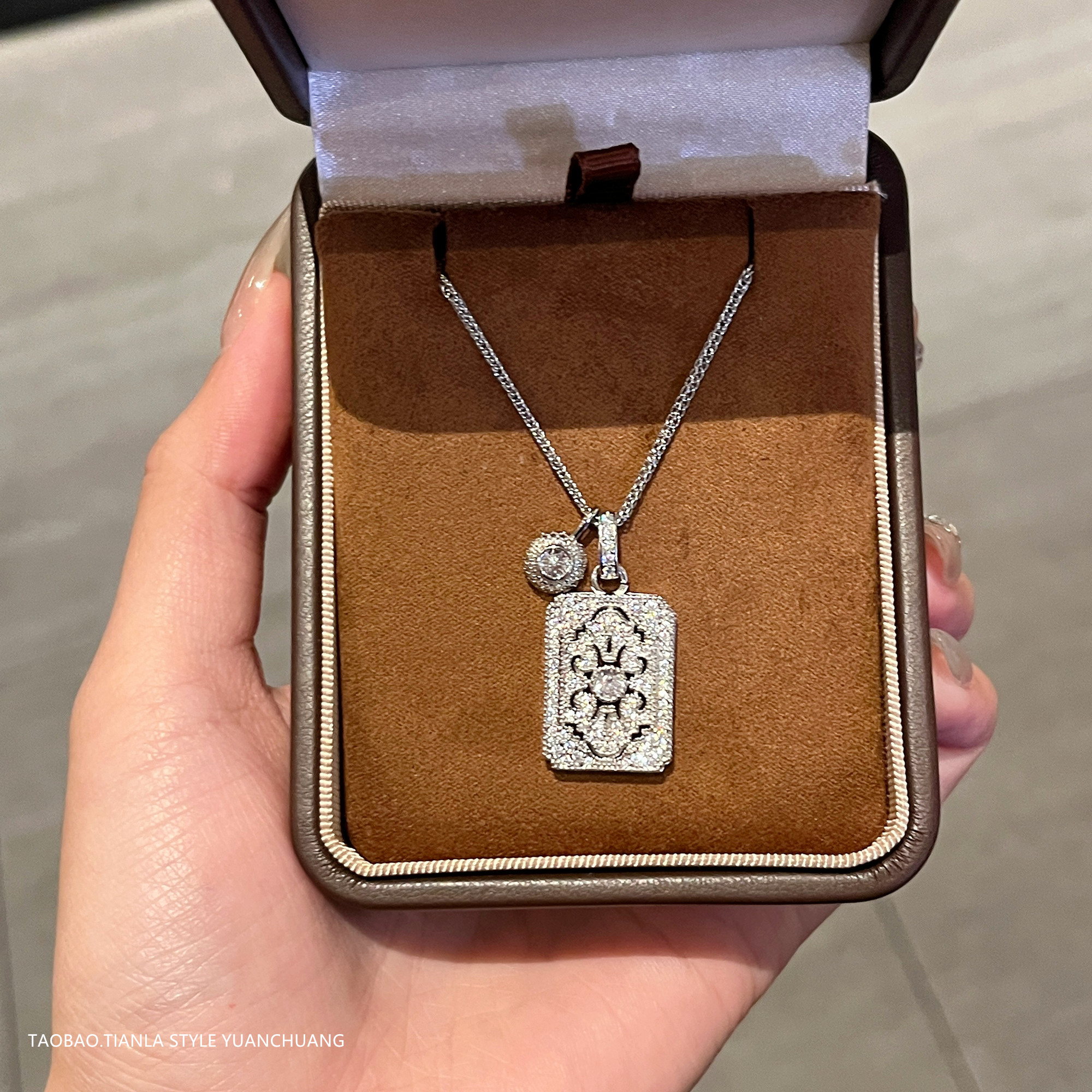 Vintage High-End Ultra-Shiny Full Diamond Charm Pendant Necklace - Retro Light Luxury Fashion Exquisite Collarbone Chain