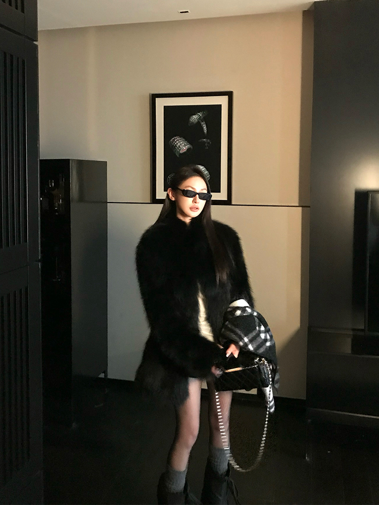 Vintage Imported Raccoon Fur Short Coat for Women - Elegant High-Quality Winter Outerwear Vintage Imported Raccoon Fur Short Coat for Women - Elegant High-Quality Winter Outerwear