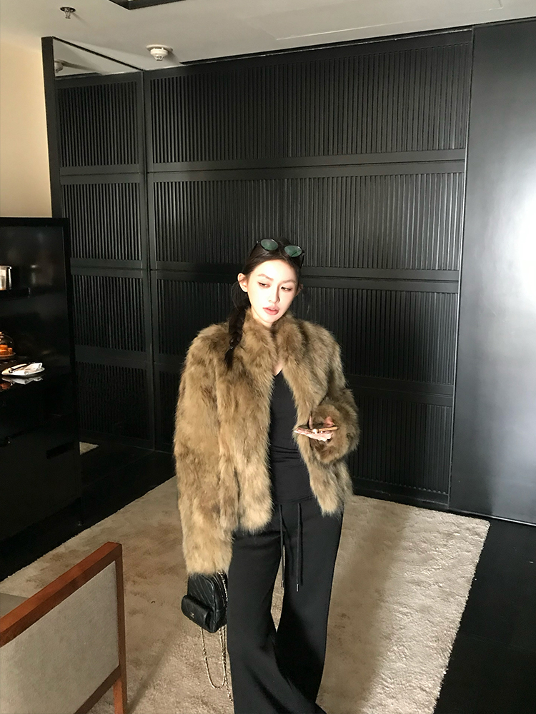 Vintage Imported Raccoon Fur Short Coat for Women - Elegant High-Quality Winter Outerwear Vintage Imported Raccoon Fur Short Coat for Women - Elegant High-Quality Winter Outerwear