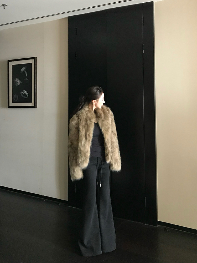 Vintage Imported Raccoon Fur Short Coat for Women - Elegant High-Quality Winter Outerwear Vintage Imported Raccoon Fur Short Coat for Women - Elegant High-Quality Winter Outerwear