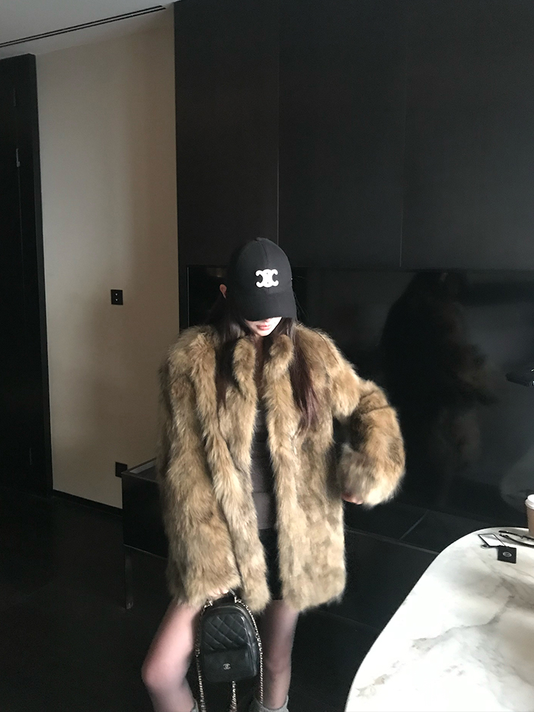 Vintage Imported Raccoon Fur Short Coat for Women - Elegant High-Quality Winter Outerwear Vintage Imported Raccoon Fur Short Coat for Women - Elegant High-Quality Winter Outerwear