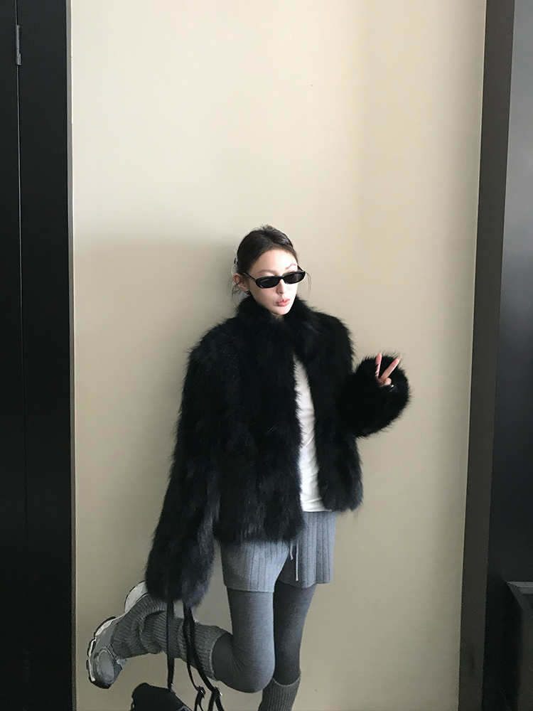Vintage Imported Raccoon Fur Short Coat for Women - Elegant High-Quality Winter Outerwear Vintage Imported Raccoon Fur Short Coat for Women - Elegant High-Quality Winter Outerwear