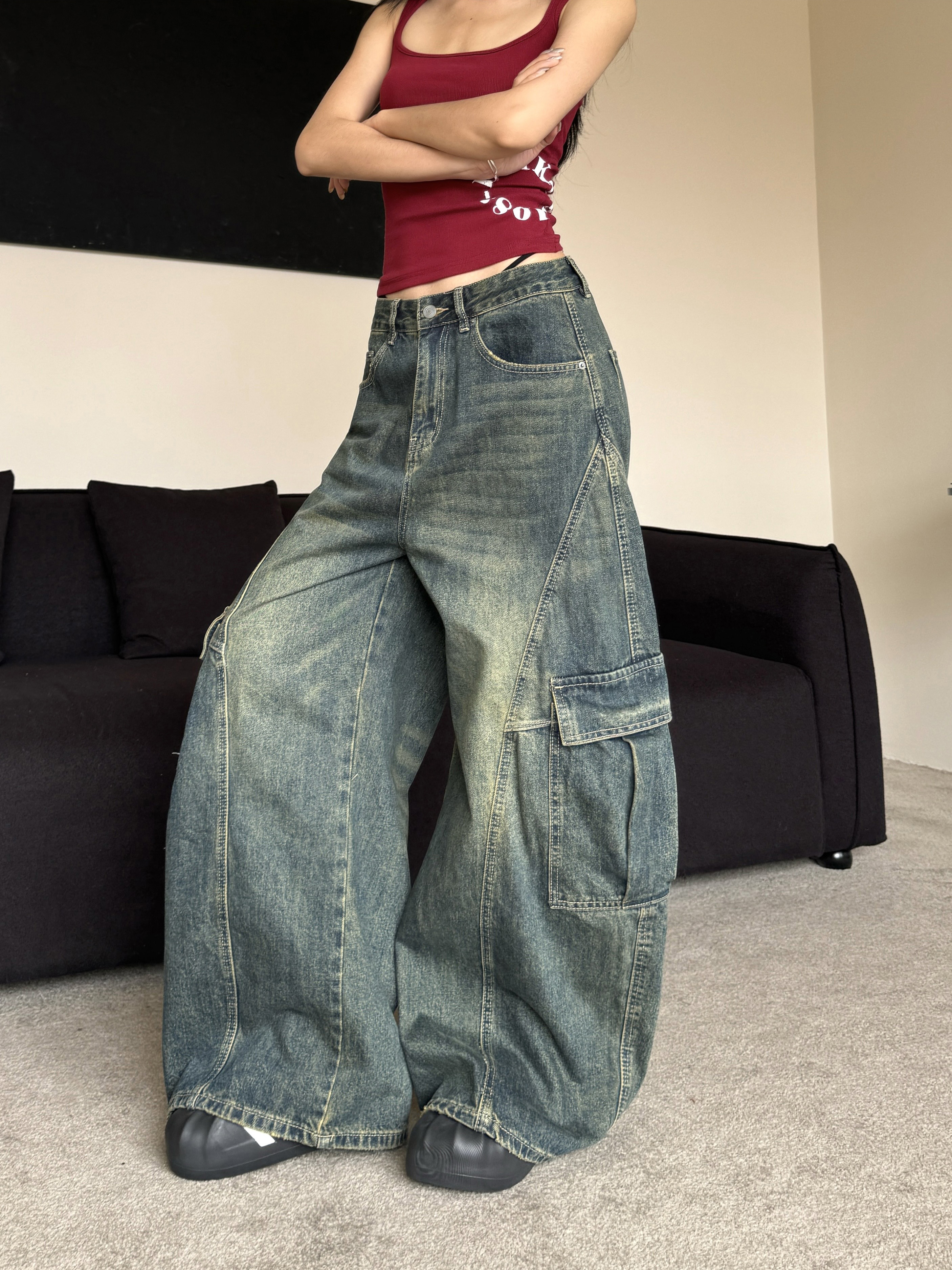 Vintage Loose Wash Blue Wide Pocket Distressed Workwear Jeans with Curved Blade Design - 90s Inspired Floor-Length Style Vintage Loose Wash Blue Wide Pocket Distressed Workwear Jeans with Curved Blade Design - 90s Inspired Floor-Length Style