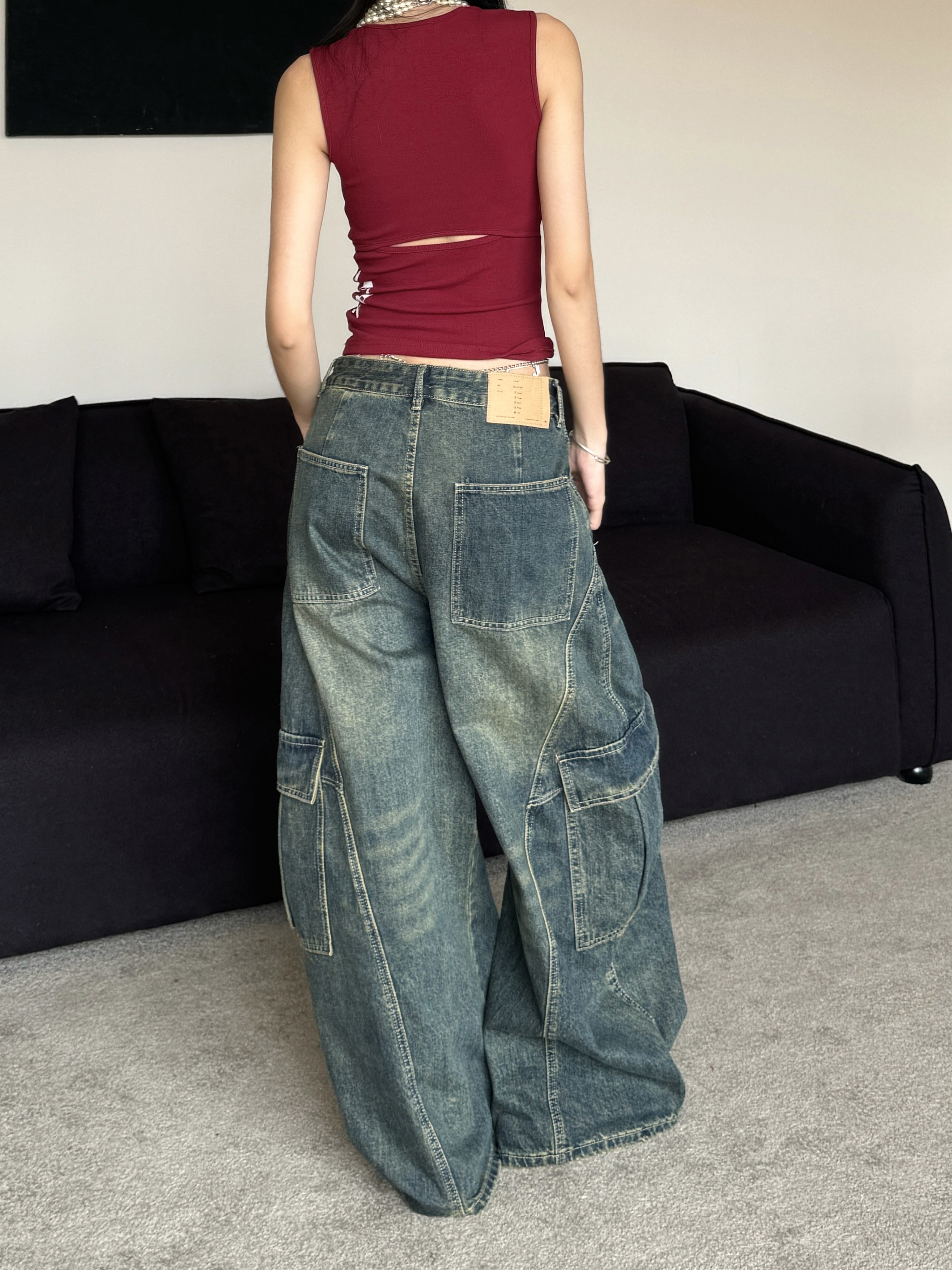 Vintage Loose Wash Blue Wide Pocket Distressed Workwear Jeans with Curved Blade Design - 90s Inspired Floor-Length Style Vintage Loose Wash Blue Wide Pocket Distressed Workwear Jeans with Curved Blade Design - 90s Inspired Floor-Length Style