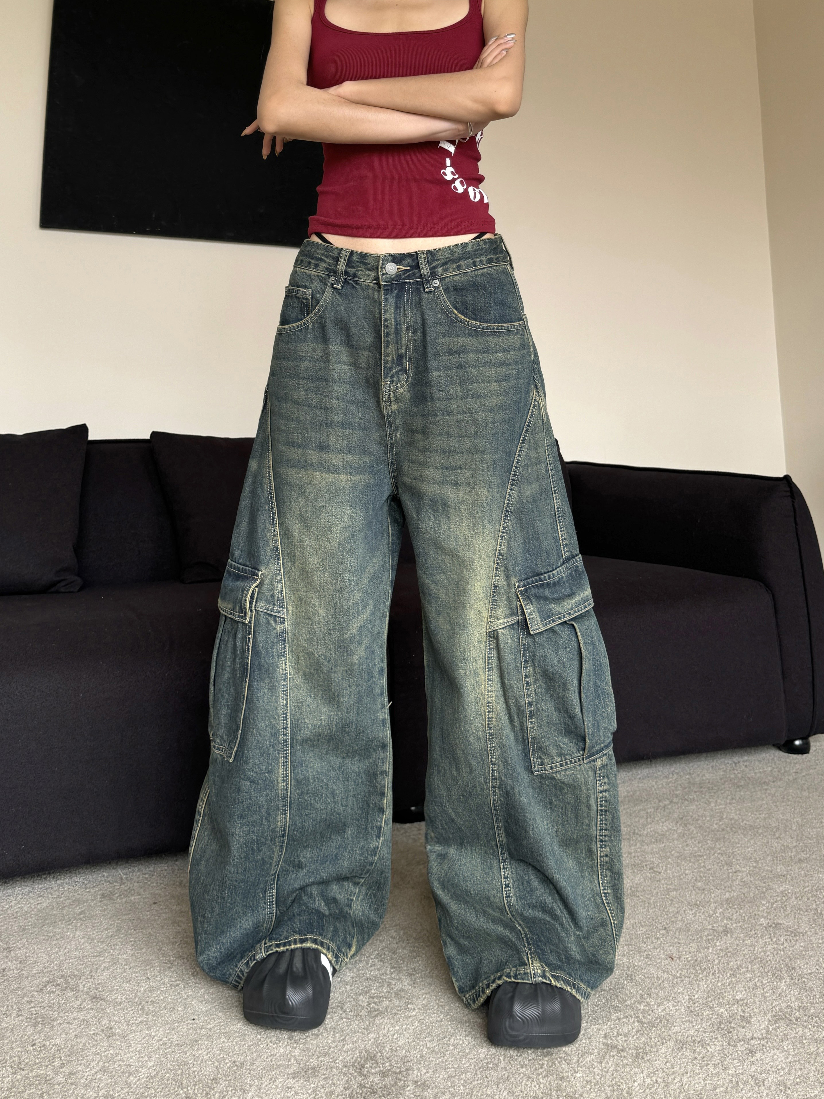 Vintage Loose Wash Blue Wide Pocket Distressed Workwear Jeans with Curved Blade Design - 90s Inspired Floor-Length Style Vintage Loose Wash Blue Wide Pocket Distressed Workwear Jeans with Curved Blade Design - 90s Inspired Floor-Length Style