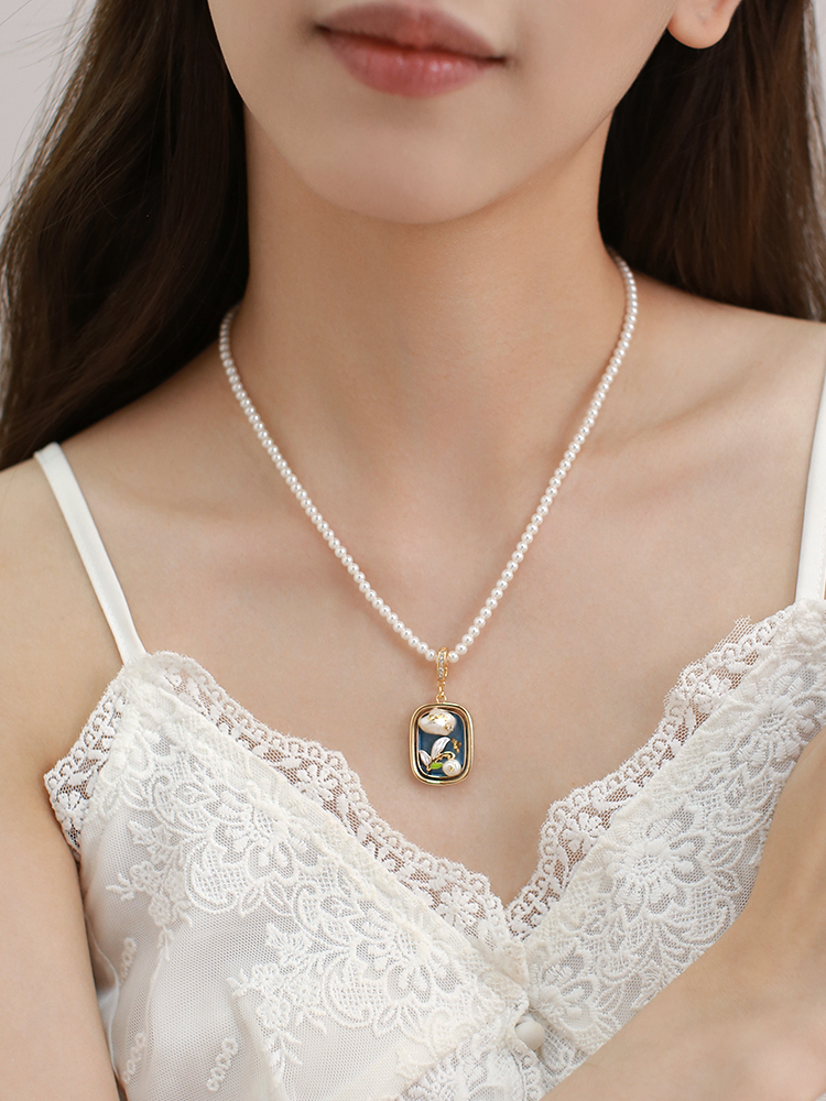 Vintage Oil Painting Pearl Necklace for Women - Universal Buckle Clavicle Chain, Light Luxury Autumn Winter Sweater Accessory Vintage Oil Painting Pearl Necklace for Women - Universal Buckle Clavicle Chain, Light Luxury Autumn Winter Sweater Accessory