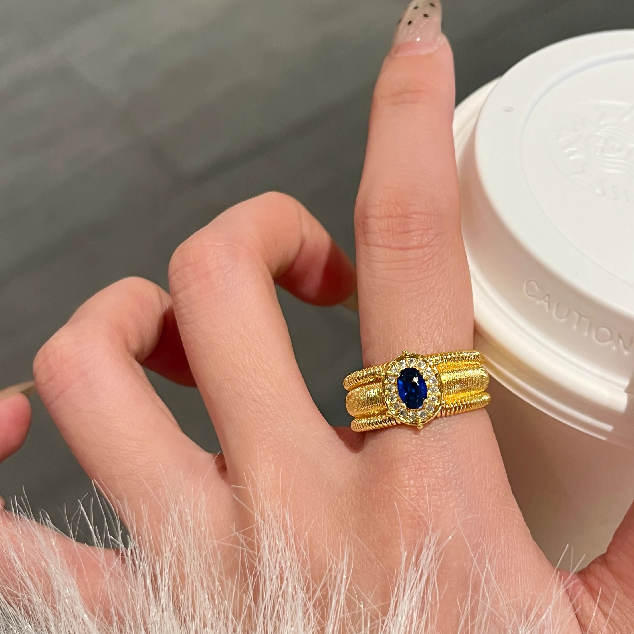 Vintage Pigeon Egg Open-Ended Ring for Women, Sparkling Wide Design, 2025 Trendy Niche Jewelry, Unique Fashion Accessory