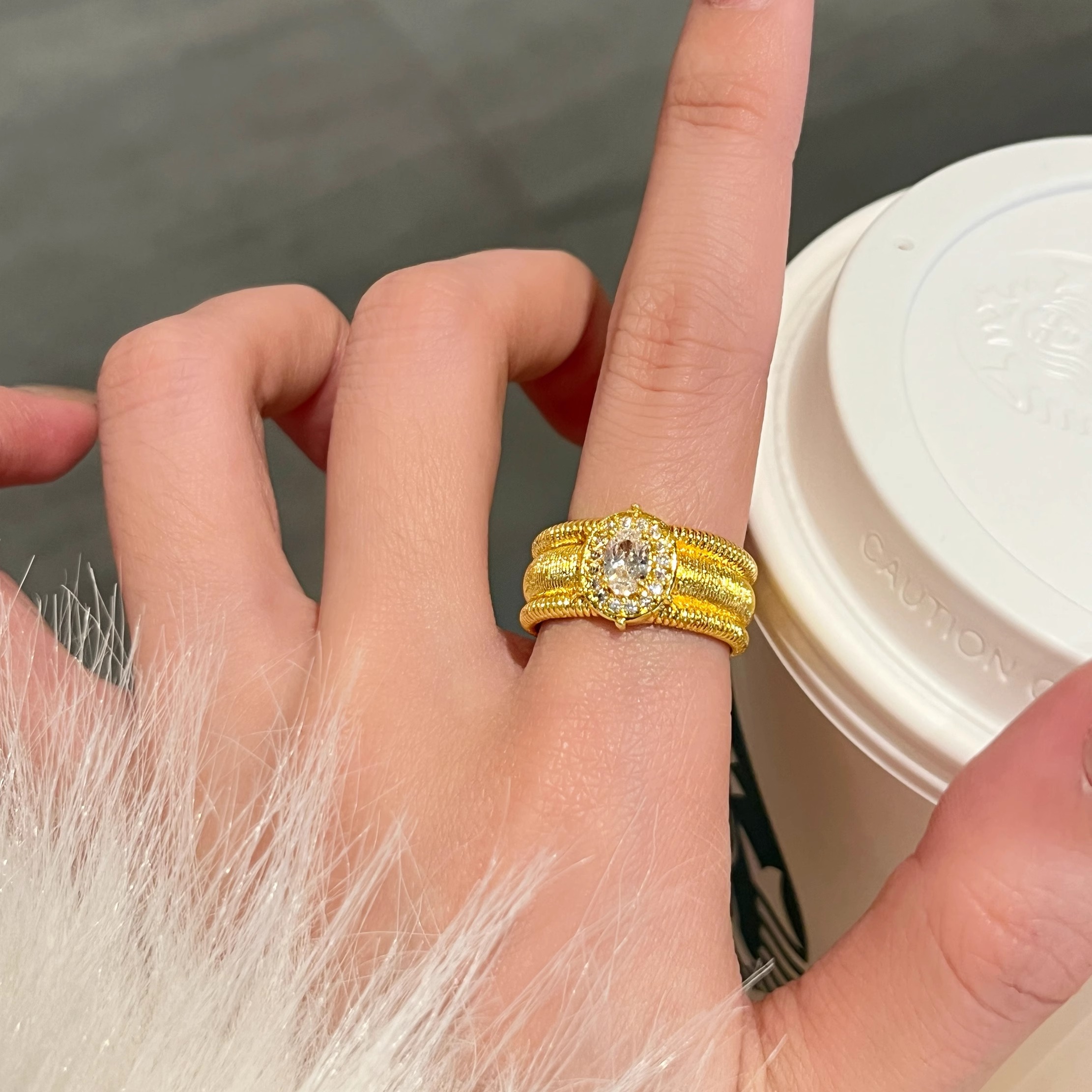 Vintage Pigeon Egg Open-Ended Ring for Women, Sparkling Wide Design, 2025 Trendy Niche Jewelry, Unique Fashion Accessory Vintage Pigeon Egg Open-Ended Ring for Women, Sparkling Wide Design, 2025 Trendy Niche Jewelry, Unique Fashion Accessory