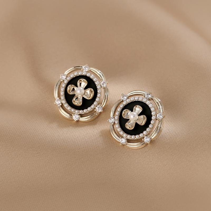 Vintage Retro Palace Style Pearl Flower Metal Stud Earrings - Niche Light Luxury High-End Women's Jewelry
