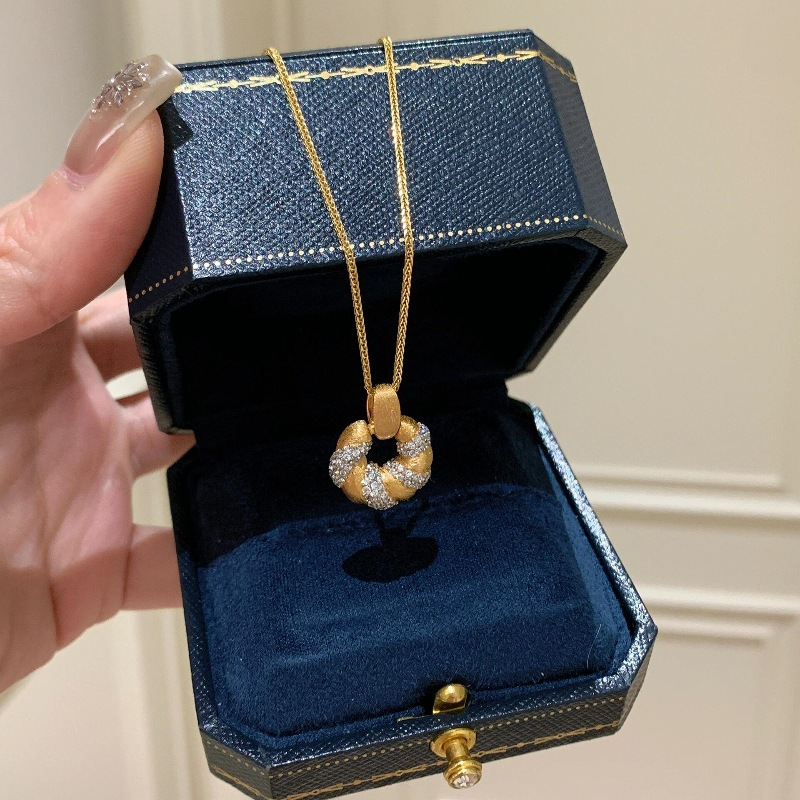 Vintage Retro Textured Diamond-Studded Twisted Necklace for Women - Exquisite Collarbone Chain, Versatile Fashion Accessory