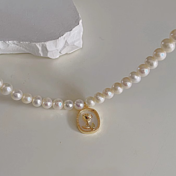 Vintage Rose Mother-of-Pearl Pendant Baroque Pearl Clavicle Chain Necklace for Women - Elegant Jewelry Accessory