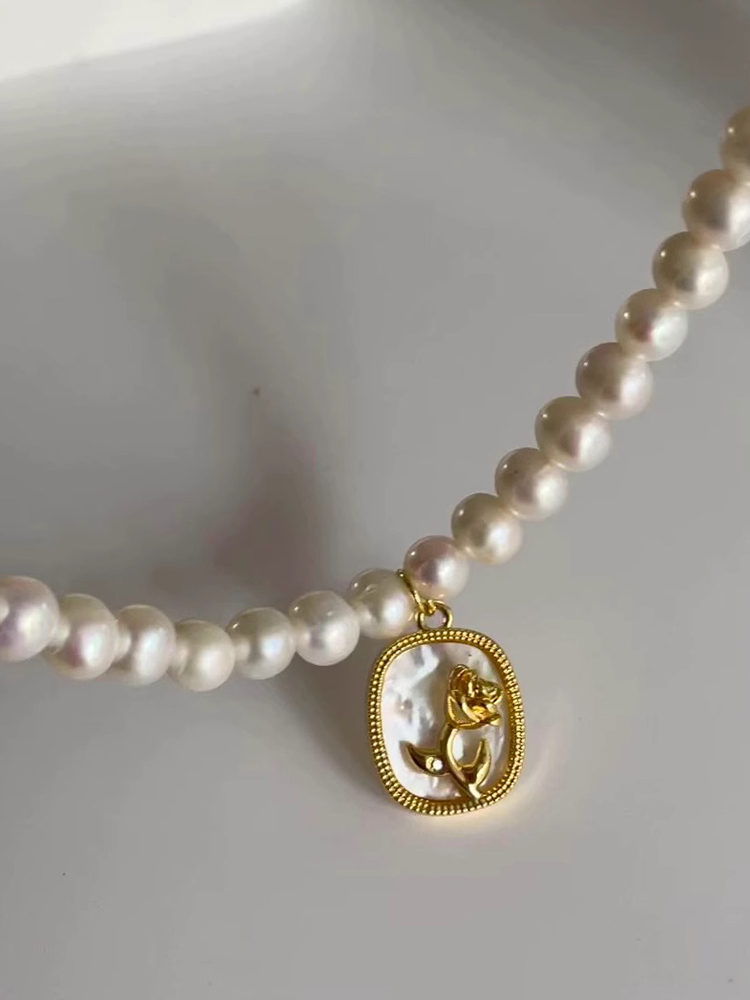 Vintage Rose Mother-of-Pearl Pendant Baroque Pearl Clavicle Chain Necklace for Women - Elegant Jewelry Accessory Vintage Rose Mother-of-Pearl Pendant Baroque Pearl Clavicle Chain Necklace for Women - Elegant Jewelry Accessory