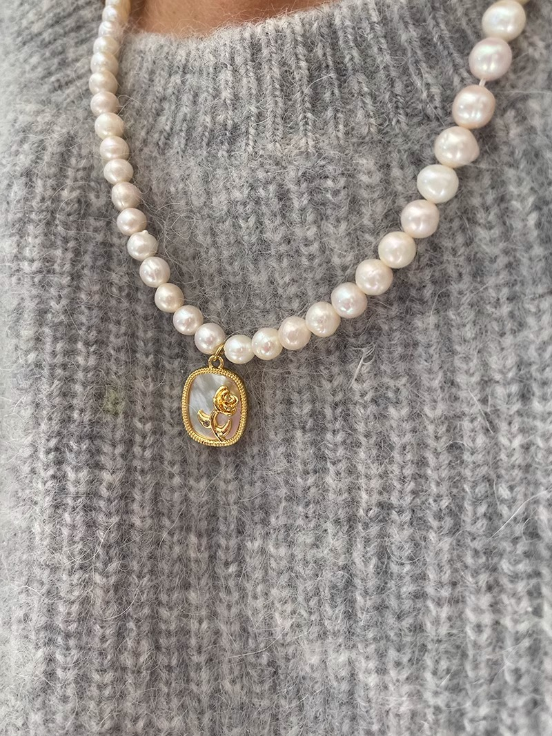 Vintage Rose Mother-of-Pearl Pendant Baroque Pearl Clavicle Chain Necklace for Women - Elegant Jewelry Accessory Vintage Rose Mother-of-Pearl Pendant Baroque Pearl Clavicle Chain Necklace for Women - Elegant Jewelry Accessory