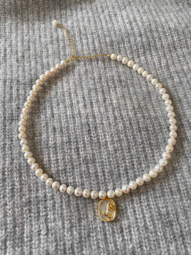 Vintage Rose Mother-of-Pearl Pendant Baroque Pearl Clavicle Chain Necklace for Women - Elegant Jewelry Accessory Vintage Rose Mother-of-Pearl Pendant Baroque Pearl Clavicle Chain Necklace for Women - Elegant Jewelry Accessory