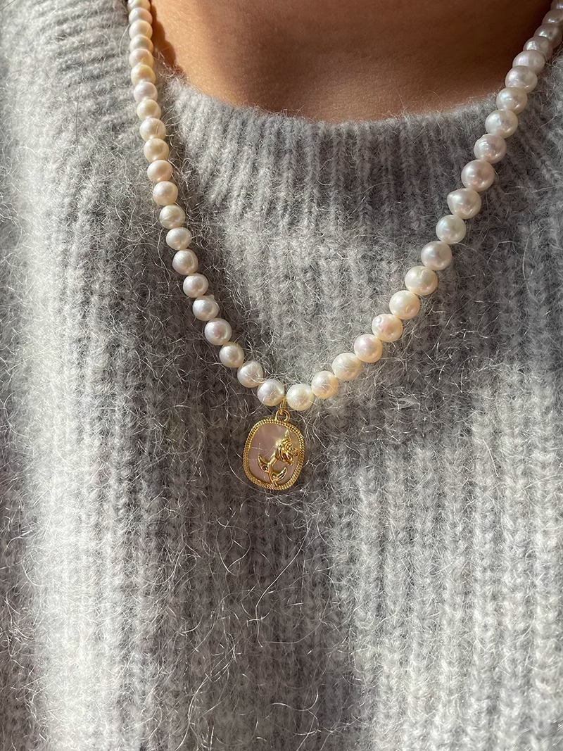 Vintage Rose Mother-of-Pearl Pendant Baroque Pearl Clavicle Chain Necklace for Women - Elegant Jewelry Accessory Vintage Rose Mother-of-Pearl Pendant Baroque Pearl Clavicle Chain Necklace for Women - Elegant Jewelry Accessory