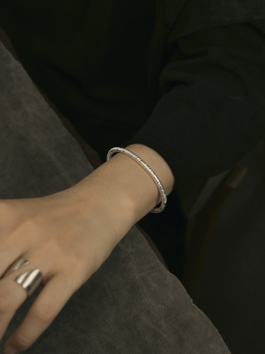 Vintage Silver Open Bracelet - Adjustable Unisex Wristband, Trendy Accessory for Men & Women, Timeless Fashion Statement