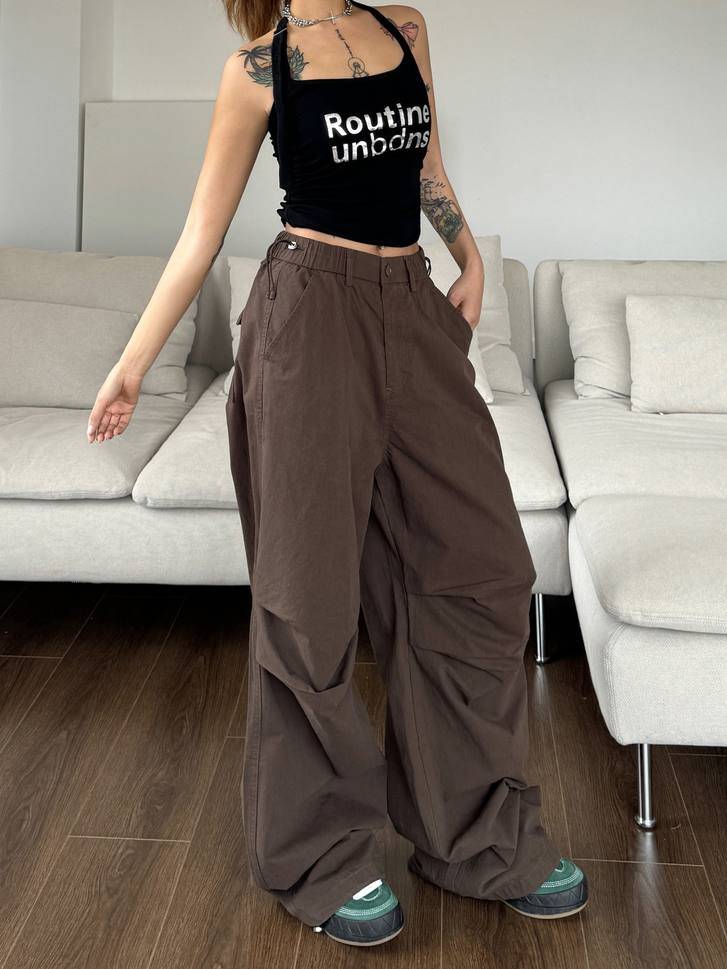 Vintage Street Style Pleated Wide-Leg Cargo Pants with Elastic Waist and Drawstring, Casual Loose Floor-Length Trousers for 90s Y2K Fashion Vintage Street Style Pleated Wide-Leg Cargo Pants with Elastic Waist and Drawstring, Casual Loose Floor-Length Trousers for 90s Y2K Fashion