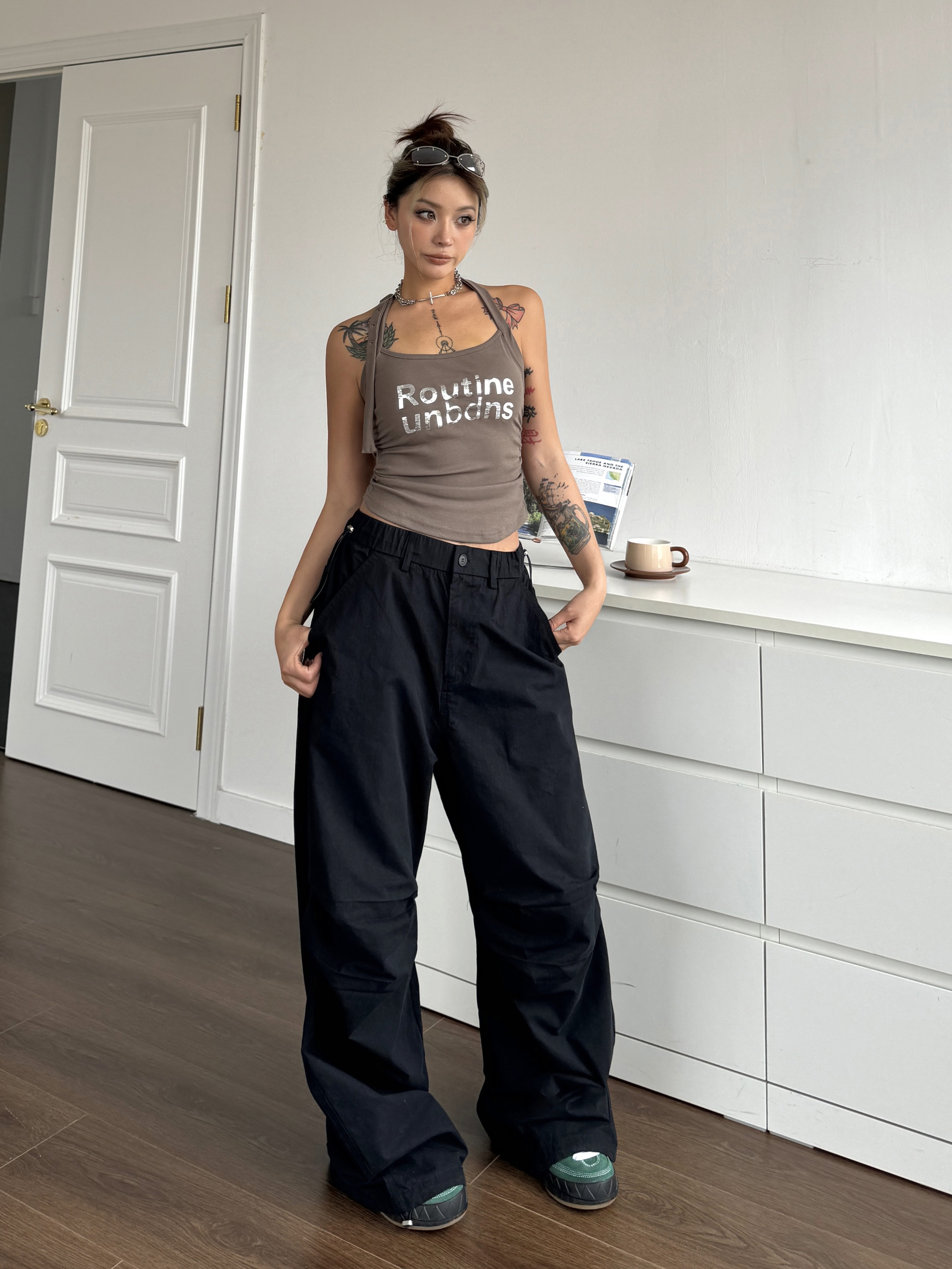 Vintage Street Style Pleated Wide-Leg Cargo Pants with Elastic Waist and Drawstring, Casual Loose Floor-Length Trousers for 90s Y2K Fashion Vintage Street Style Pleated Wide-Leg Cargo Pants with Elastic Waist and Drawstring, Casual Loose Floor-Length Trousers for 90s Y2K Fashion
