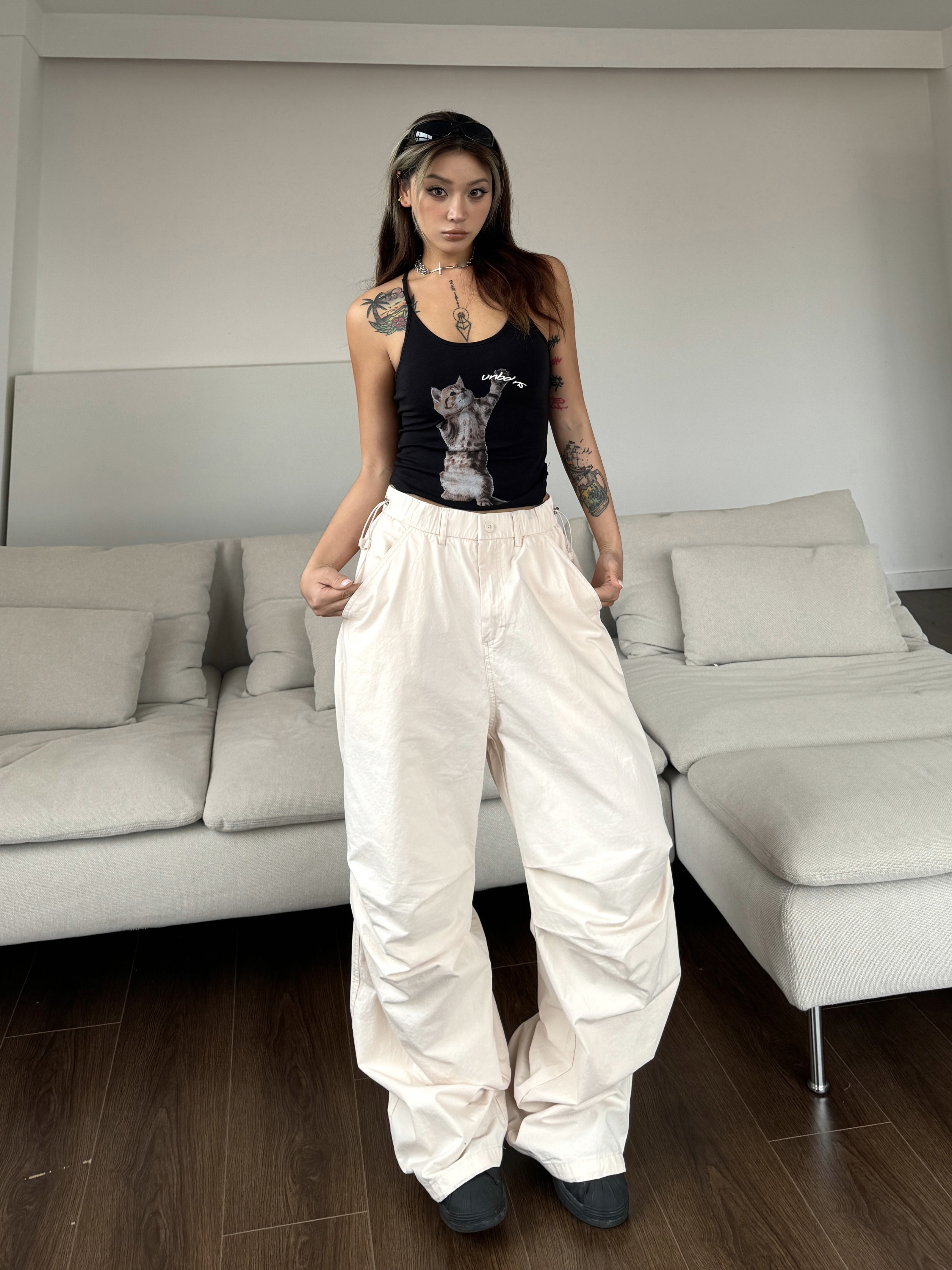 Vintage Street Style Pleated Wide-Leg Cargo Pants with Elastic Waist and Drawstring, Casual Loose Floor-Length Trousers for 90s Y2K Fashion Vintage Street Style Pleated Wide-Leg Cargo Pants with Elastic Waist and Drawstring, Casual Loose Floor-Length Trousers for 90s Y2K Fashion