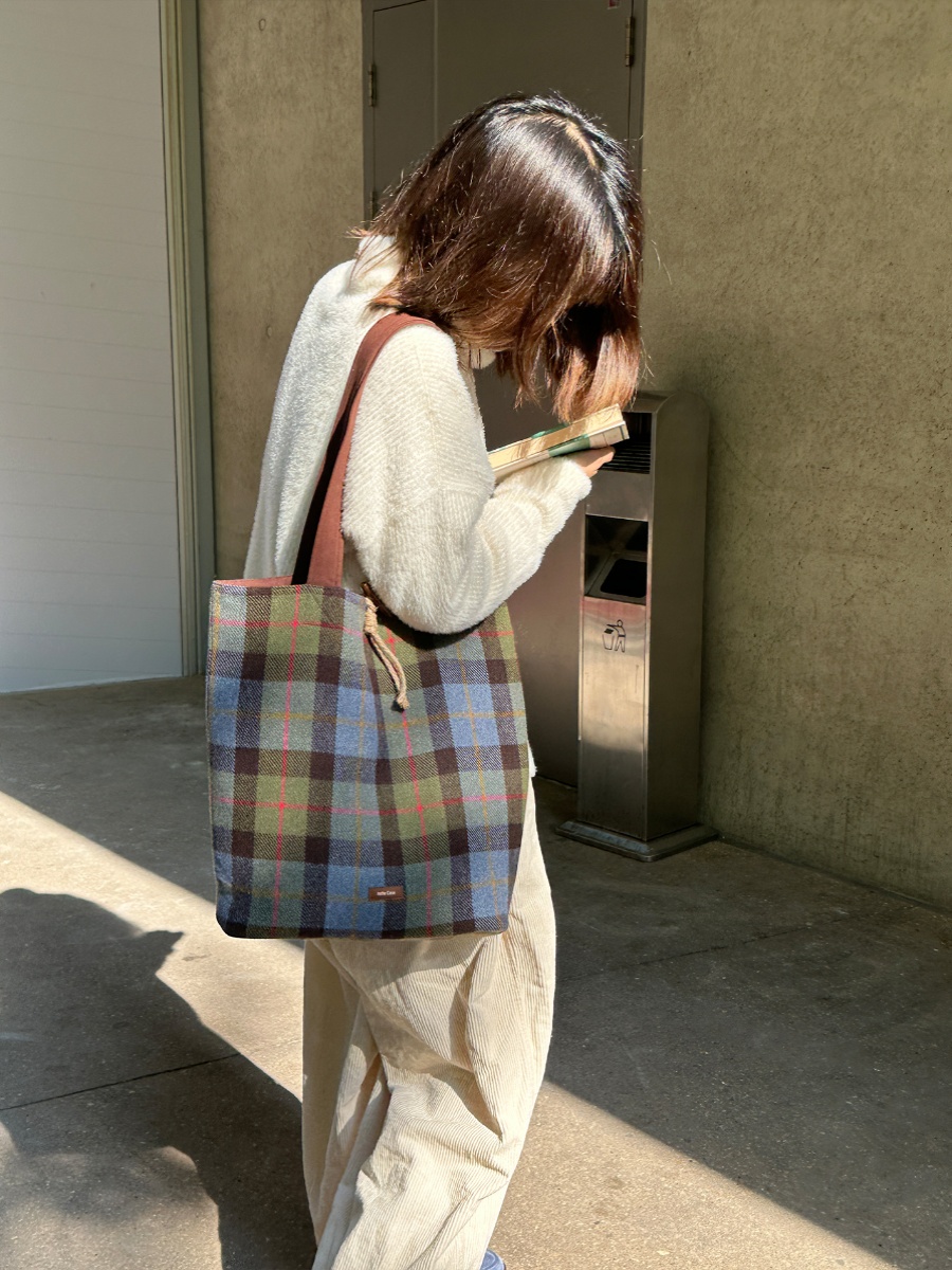 Vintage Wool Plaid Large Capacity Tote Bag - Niche Commuter Shoulder Bag for Effortless Style and Everyday Use Vintage Wool Plaid Large Capacity Tote Bag - Niche Commuter Shoulder Bag for Effortless Style and Everyday Use