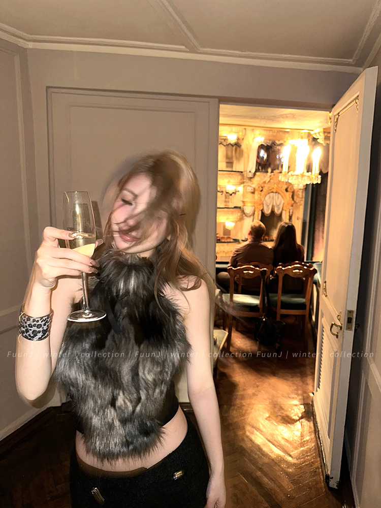 Warm Ginger Fiber Design Fur Strap Vest for Women - Retro Plush Top with Snowy Domain Demoness Style Warm Ginger Fiber Design Fur Strap Vest for Women - Retro Plush Top with Snowy Domain Demoness Style