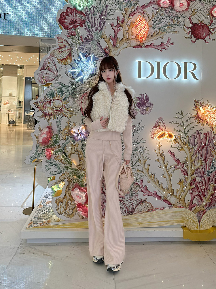 Warm Sweetheart Long Sleeve Knitted T-Shirt and V-Neck Casual Pants Set - Elegant Slimming Two-Piece Outfit for Effortless Style Warm Sweetheart Long Sleeve Knitted T-Shirt and V-Neck Casual Pants Set - Elegant Slimming Two-Piece Outfit for Effortless Style