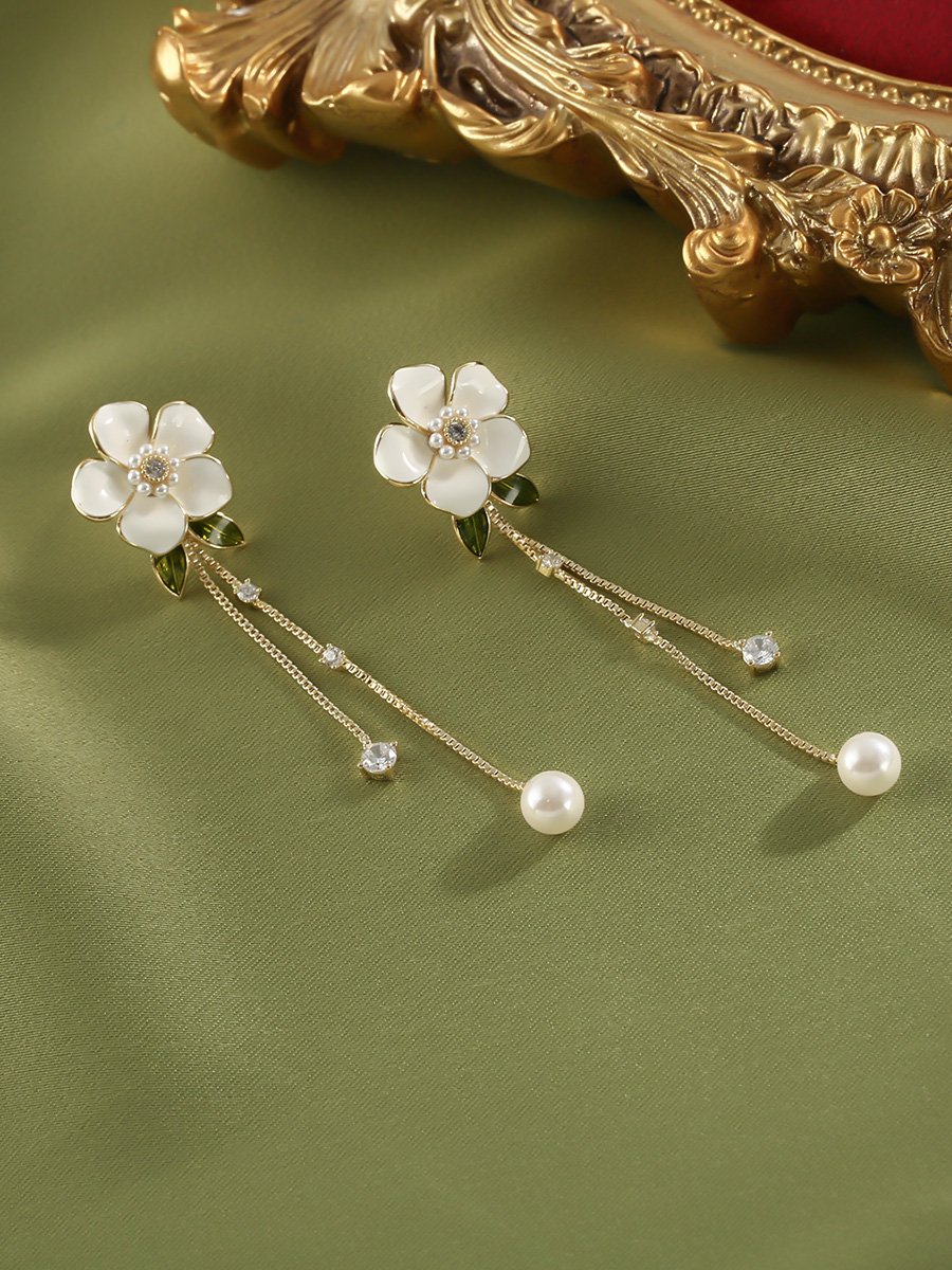 White Camellia Flower Earrings for Women, Long Tassel Design, Light Luxury High-End Style, Perfect for Round Faces, 2025 Trend White Camellia Flower Earrings for Women, Long Tassel Design, Light Luxury High-End Style, Perfect for Round Faces, 2025 Trend