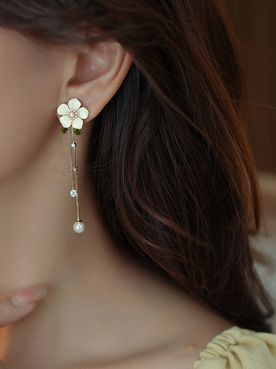 White Camellia Flower Earrings for Women, Long Tassel Design, Light Luxury High-End Style, Perfect for Round Faces, 2025 Trend White Camellia Flower Earrings for Women, Long Tassel Design, Light Luxury High-End Style, Perfect for Round Faces, 2025 Trend