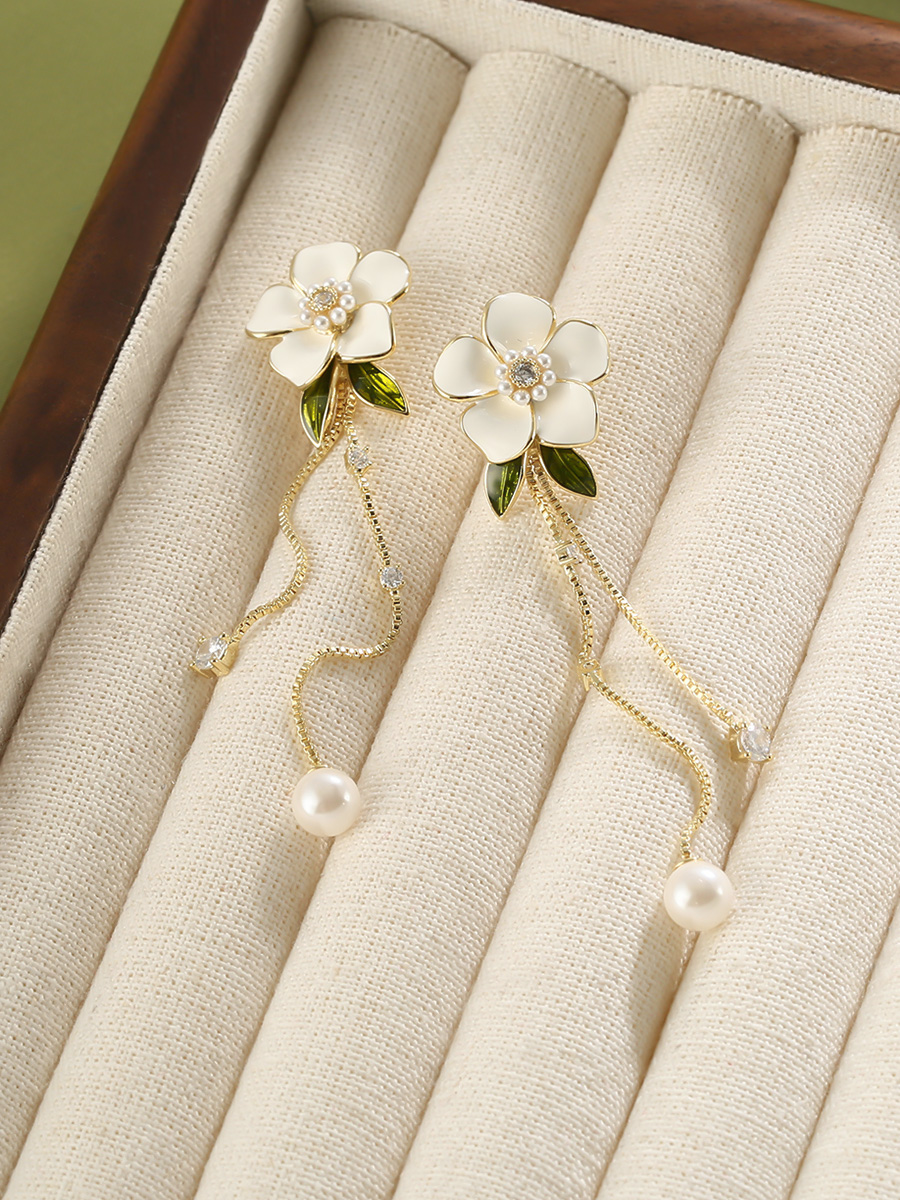 White Camellia Flower Earrings for Women, Long Tassel Design, Light Luxury High-End Style, Perfect for Round Faces, 2025 Trend White Camellia Flower Earrings for Women, Long Tassel Design, Light Luxury High-End Style, Perfect for Round Faces, 2025 Trend