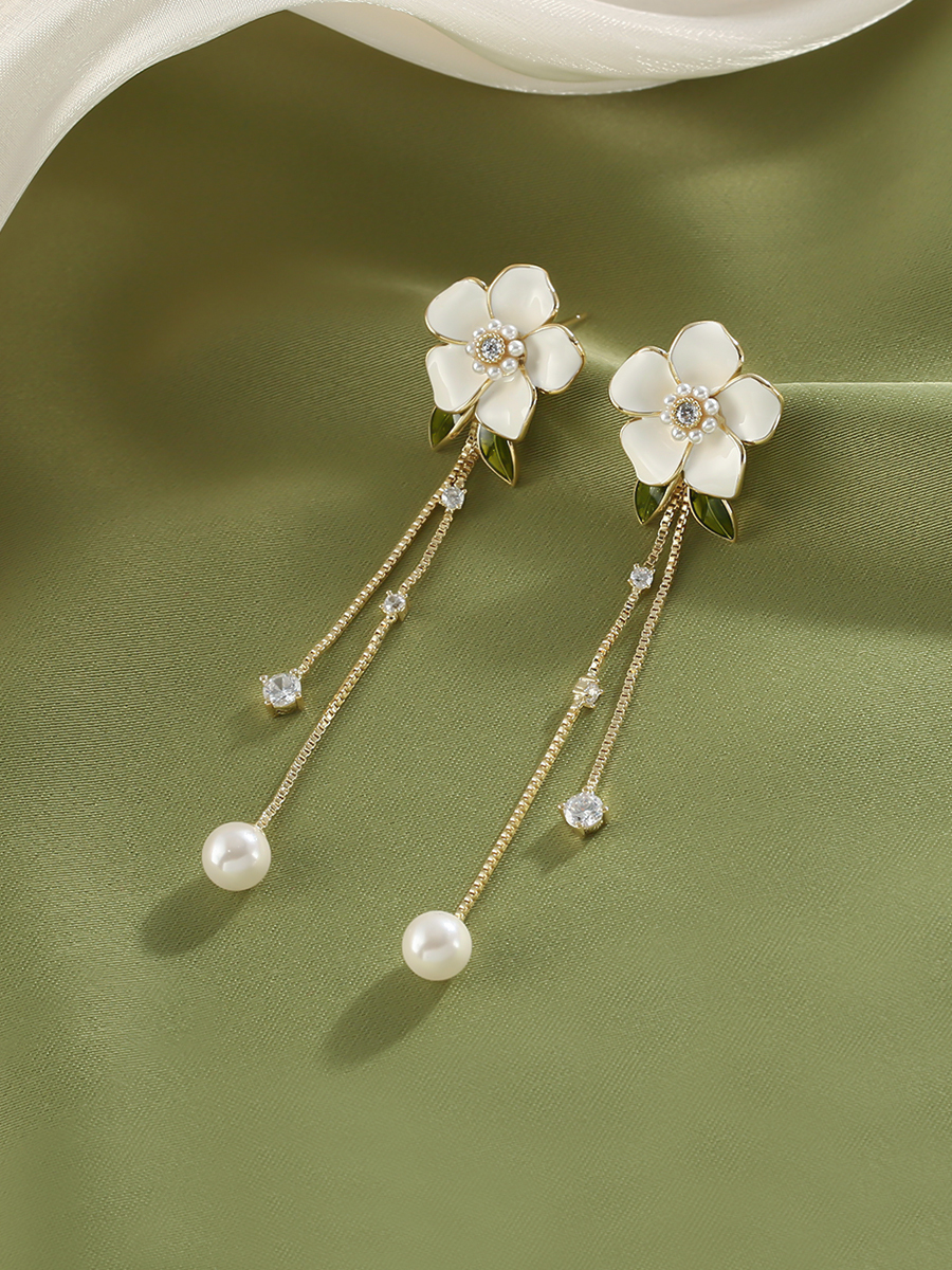 White Camellia Flower Earrings for Women, Long Tassel Design, Light Luxury High-End Style, Perfect for Round Faces, 2025 Trend White Camellia Flower Earrings for Women, Long Tassel Design, Light Luxury High-End Style, Perfect for Round Faces, 2025 Trend
