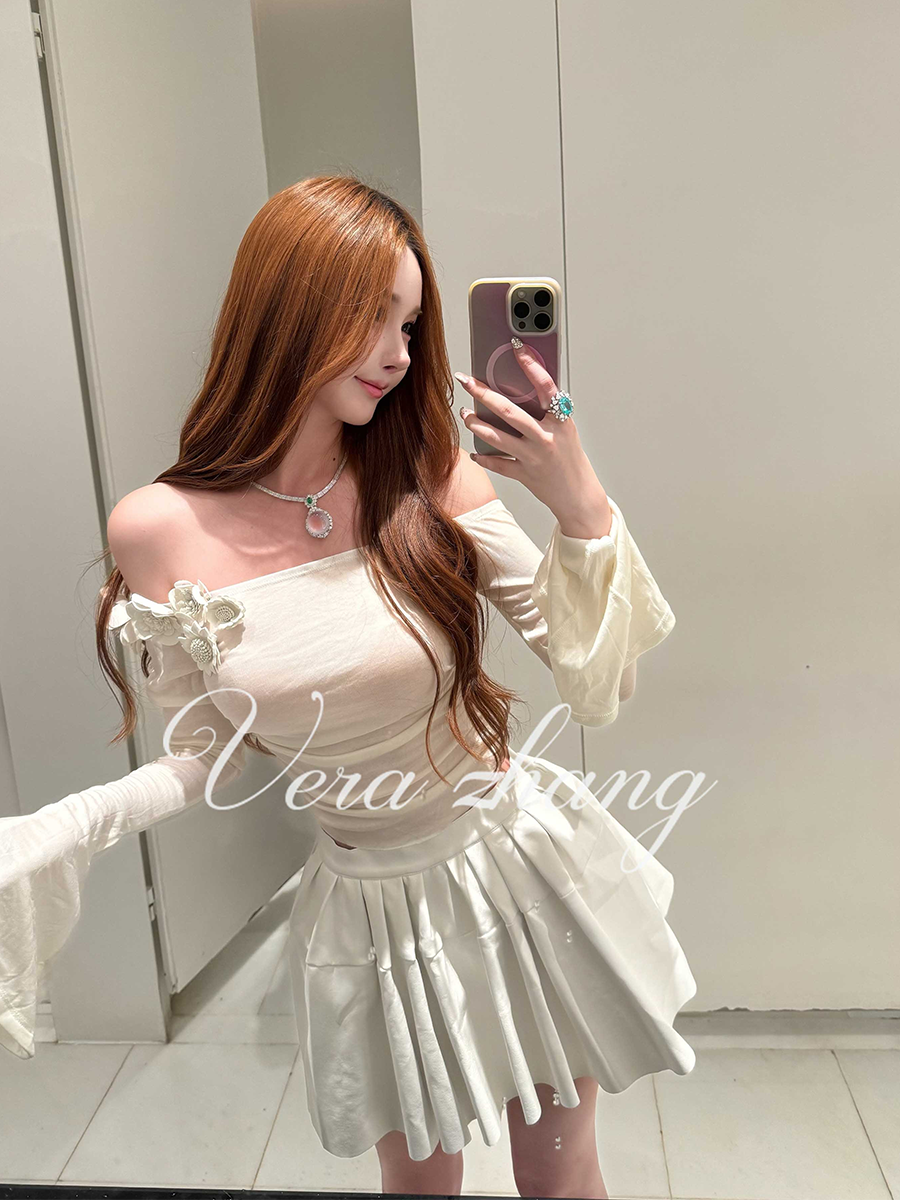 White Camellia Long Sleeve Slim Fit T-Shirt for Women, 2025 Style, Perfect for Short Skirts and Puff Skirts, Trendy Casual Wear White Camellia Long Sleeve Slim Fit T-Shirt for Women, 2025 Style, Perfect for Short Skirts and Puff Skirts, Trendy Casual Wear