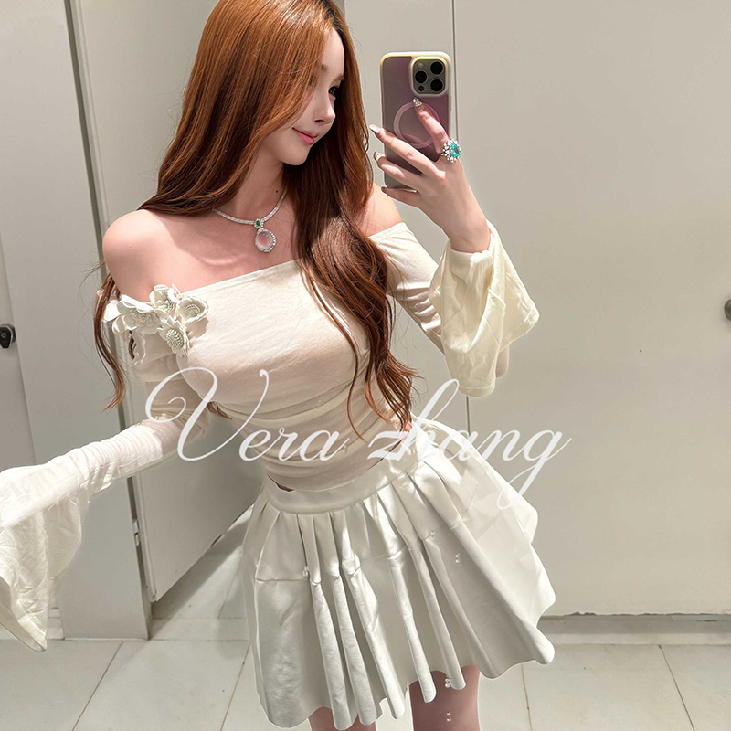 White Camellia Long Sleeve Slim Fit T-Shirt for Women, 2025 Style, Perfect for Short Skirts and Puff Skirts, Trendy Casual Wear White Camellia Long Sleeve Slim Fit T-Shirt for Women, 2025 Style, Perfect for Short Skirts and Puff Skirts, Trendy Casual Wear