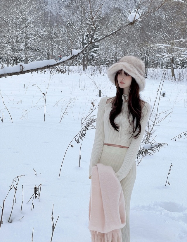 White Hollow Knit Halter Top and Skirt Set - Sweet 90s Style Pure Desire Sweater Ensemble White Hollow Knit Halter Top and Skirt Set - Sweet 90s Style Pure Desire Sweater Ensemble