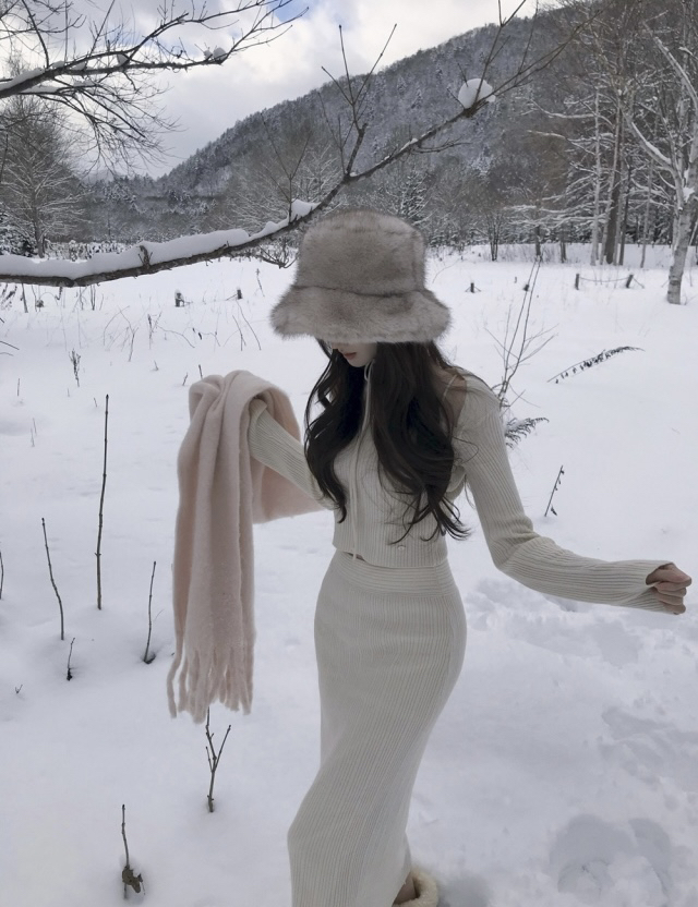 White Hollow Knit Halter Top and Skirt Set - Sweet 90s Style Pure Desire Sweater Ensemble White Hollow Knit Halter Top and Skirt Set - Sweet 90s Style Pure Desire Sweater Ensemble