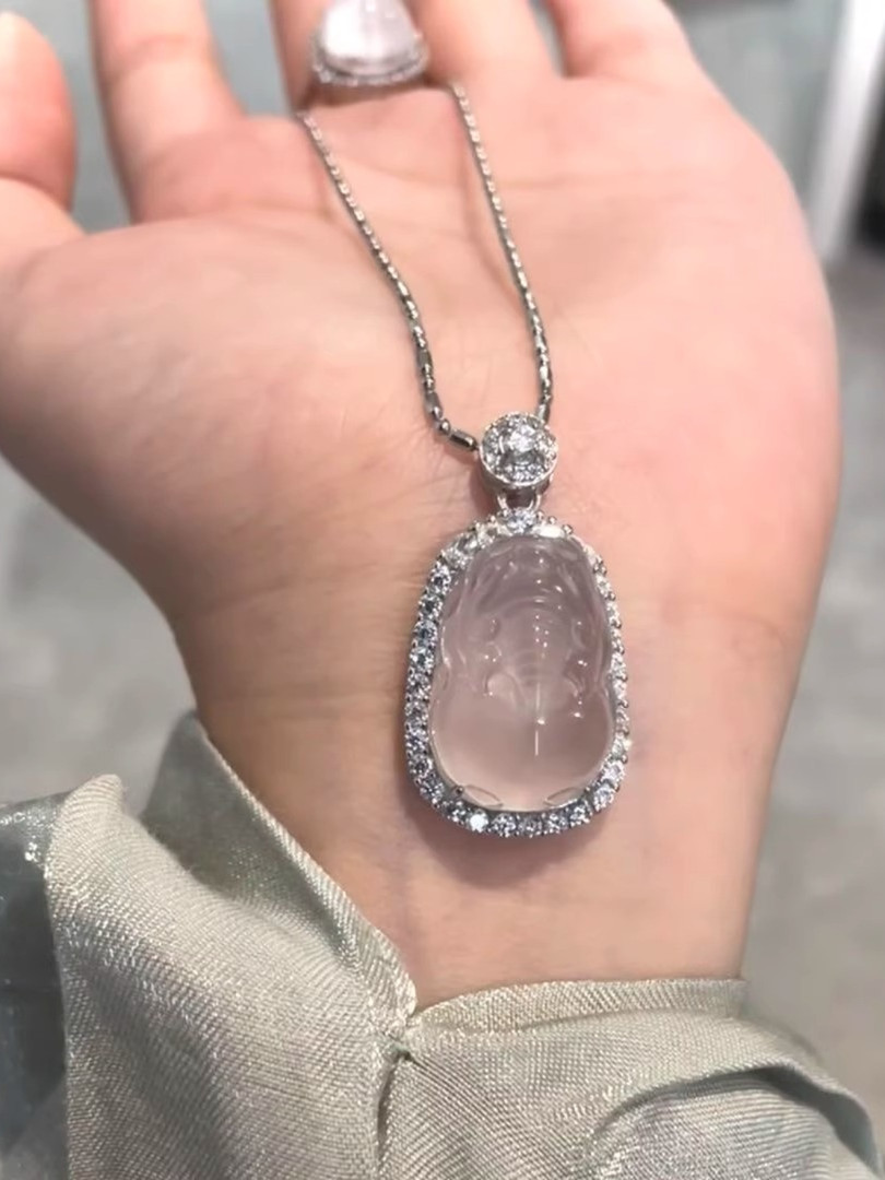 White Jade Pi Xiu Pendant for Men and Women - Light Luxury Amulet for Wealth, Trendy Unisex Jewelry White Jade Pi Xiu Pendant for Men and Women - Light Luxury Amulet for Wealth, Trendy Unisex Jewelry